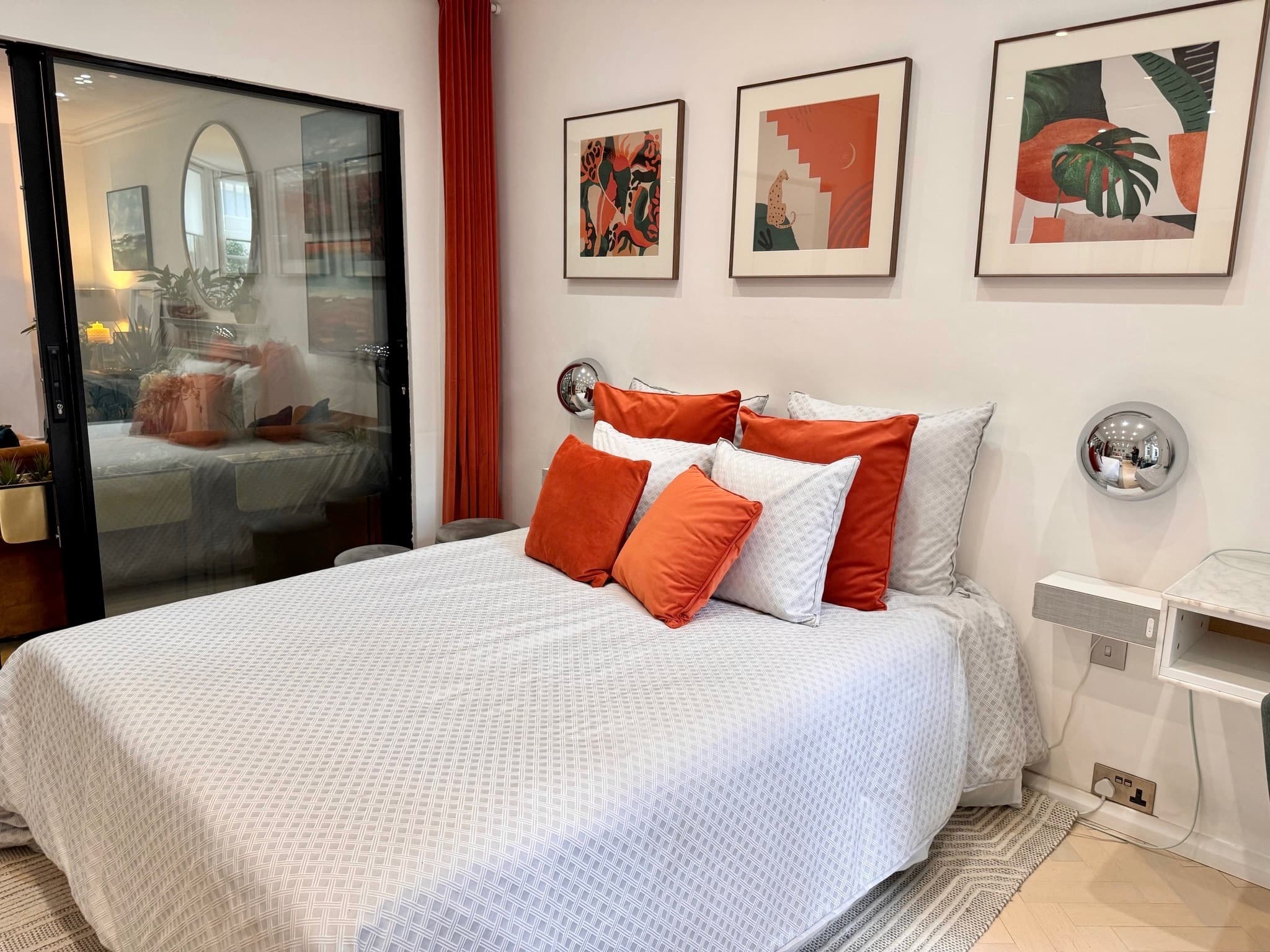 Master bedroom with king bed in Egyptian cotton linen